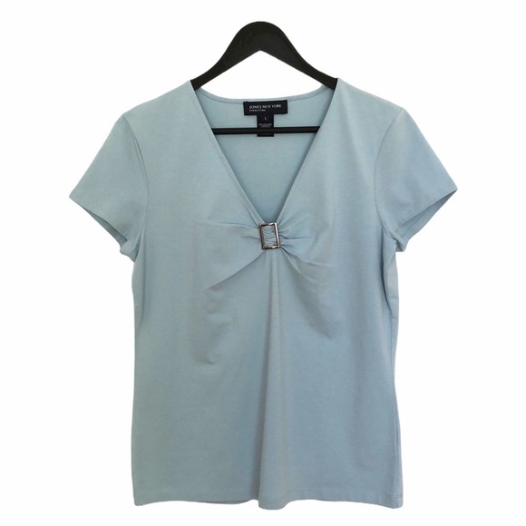 JONES NEW YORK Baby Blue short sleeve tee Silver buckle neck accent blouse L - Picture 1 of 3